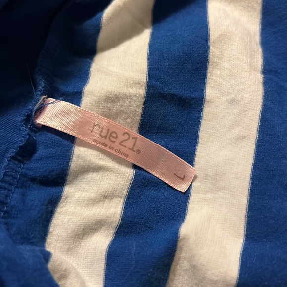 Rue 21 Large V-Neck Tee - Picture 3 of 4